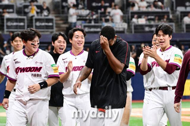 1일 오후 서울 고척스카이돔에서 진행된 '2025 프로야구 KBO리그' 두산-키움의 경기. 키움 선발 알칸타라가 6이닝 무실점으로 승리를 기록한 뒤 동료들의 축하를 받고 있다./마이데일리