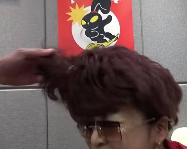 이명화가 뮤지의 명품 옷과 신발 택을 떼 머리끄덩이가 잡혔다. / 유튜브 '유브이방' 캡처