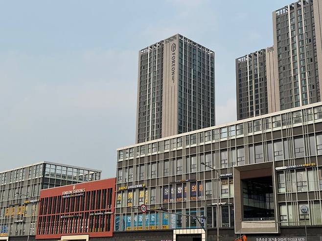 서울 강동구 둔촌동 ‘올림픽파크포레온’ 단지 내 상가 및 아파트 모습 신혜원 기자