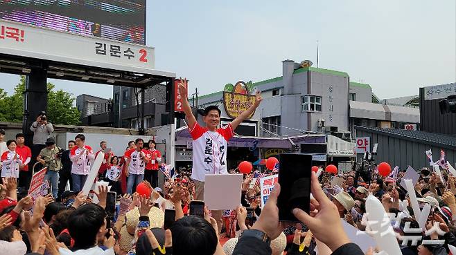 지난 달 31일 오후 강원 강릉월화거리를 찾은 국민의힘 김문수 대선 후보. 전영래 기자