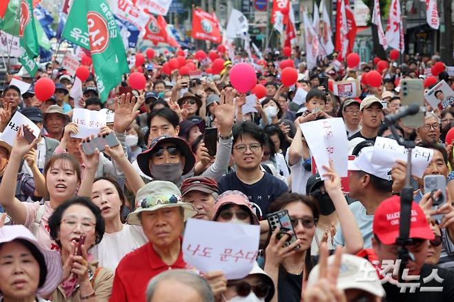 1일 서울 연신내역 주변에서 열린 국민의힘 김문수 후보 유세장에서 지지자들이 김 후보를 응원하고 있다. 황진환 기자