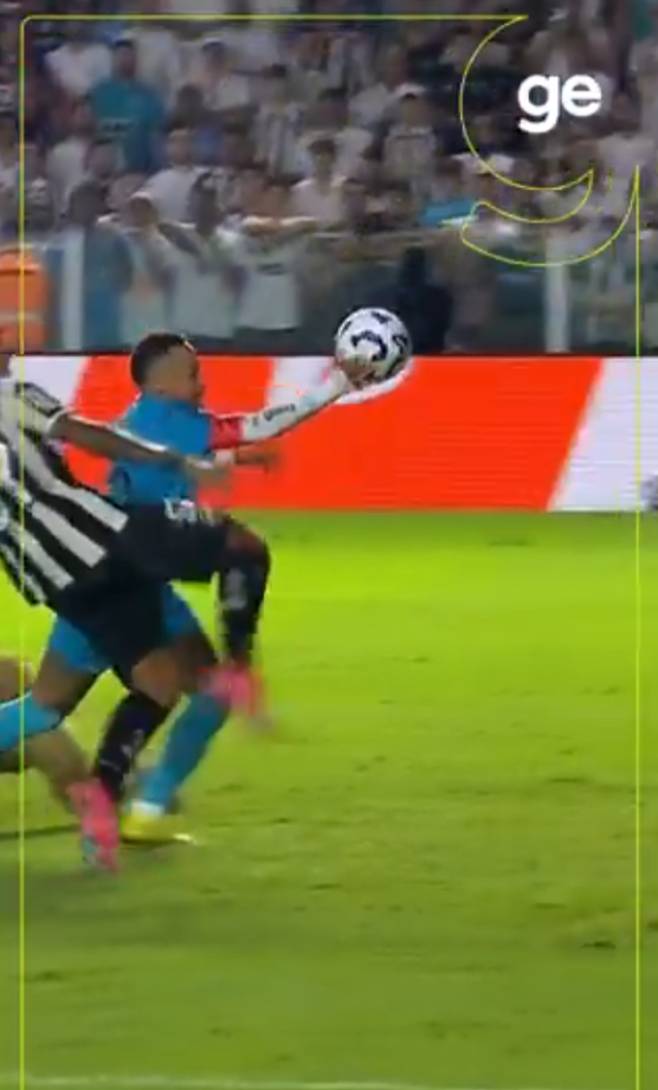 네이마르가 보여준 '신의 손'. Instant Foot X 영상 캡처