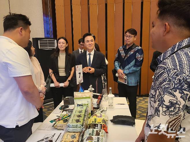 지난달 27일 인도네시아 자카르타에서 열린 수출상담회장을 찾은 김태흠 충남지사(가운데)가 현지 바이어들에게 충남 제품의 우수성을 설명하고 의견을 청취하고 있다. 김정남 기자