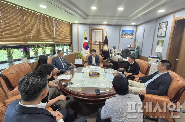 ▲화성특례시의회 배정수의장과 회성미래혁신포럼 임원들이 '입법예고기간 연장' 조례개정 시민발의를 하는 취지와 목적에대해 간담회를 하고있다. @ 프레시안 (김수인)