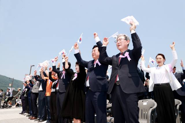 ▲제15회 의병의 날 기념행사에서 오태완 군수를 비롯한 참석자들이 만세를 외치고 있다. ⓒ의령군