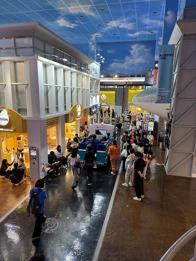 서울 잠실에 위치한 어린이 직업 체험 테마파크 ‘키자니아’에서는 마치 실제 도시처럼 설계된 공간에서 아이들이 다양한 직업을 직접 체험할 수 있다. 특히 중앙 통로를 가로지르는 차도에서는 실제 차량이 운행돼 눈길을 끈다. 체험에 참여한 아이들은 보호구 등 각종 안전 장비를 착용하고 활동에 나서며, 현장에 배치된 안전요원들은 방문객 동선과 차량 흐름이 겹치지 않도록 체계적으로 교통을 정리해 안전한 체험 환경을 제공한다. 실제 도시의 축소판 같은 모습에 아이들은 물론 보호자들도 감탄한다. 김현주 기자