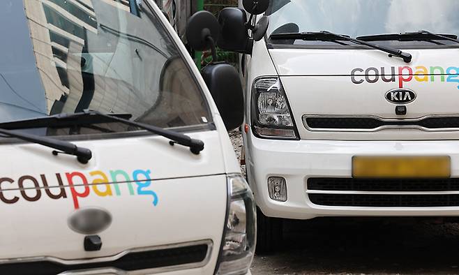 서울 시내 한 주차장에 쿠팡 배달 트럭들이 모여 있는 모습. 연합뉴스