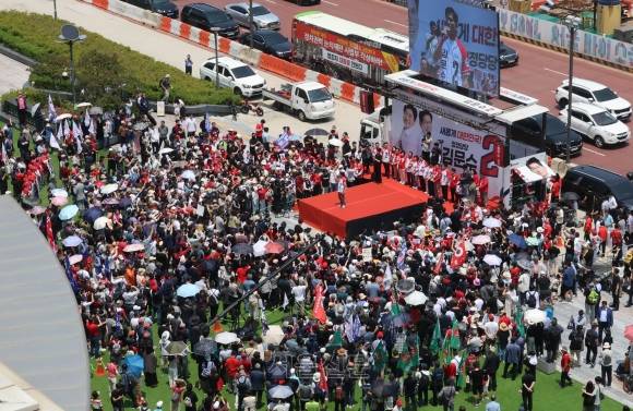 1일 김문수 국민의힘 대선 후보의 유세가 열린 서울 강남구 코엑스 앞에 시민들이 몰려 있는 모습. 안주영 전문기자