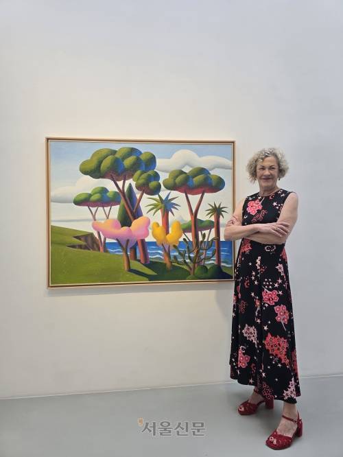 살보의 부인인 크리스티나 투아리볼리 살보재단 공동설립자가 작품 ‘메디테라네오’ 앞에서 포즈를 취하고 있다.