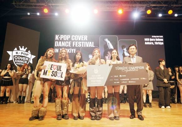 ‘2025 K팝 커버댄스 페스티벌 인 튀르키예’ 우승팀인 노바 크루(NOVA CREW) 멤버들과 정연두 주튀르키예공화국 대한민국대사가 지난달 31일(현지시간) 튀르키예 수도 앙카라의 메브 슈라 공연장에서 시상식을 마친뒤 함께 기념촬영을 하고 있다.