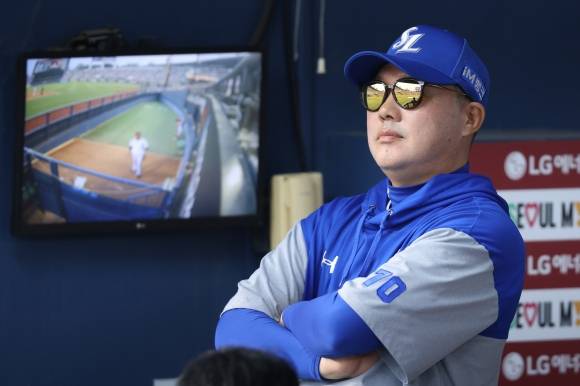 박진만 삼성 라이온즈 감독이 1일 서울 잠실야구장에서 열린 2025 KBO리그 정규시즌 LG 트윈스와의 원정 경기에서 선수들을 지켜보고 있다. 삼성 라이온즈 제공