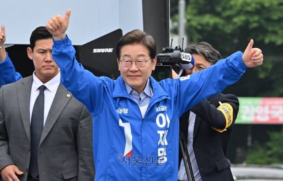 이재명 더불어민주당 대선 후보가 2일 오전 서울 강북구 북서울꿈의숲 서문광장에서 열린 유세에 참석해 유권자들을 향해 지지를 호소하고 있다. 2025.6.2 홍윤기 기자