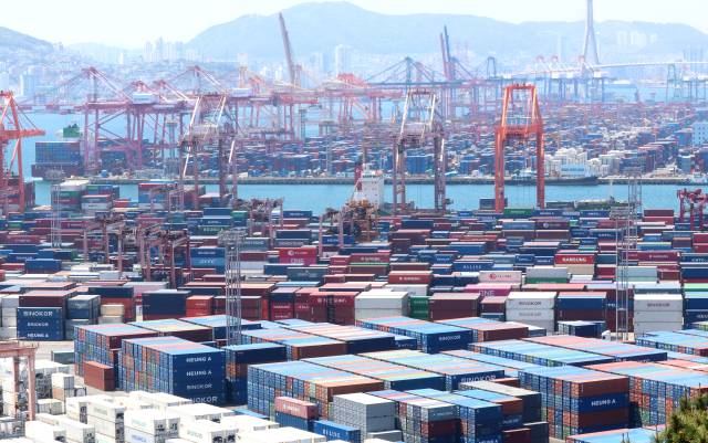 4월 30일 부산항 신선대부두, 감만부두에 컨테이너가 가득 쌓여 있다. 연합뉴스.