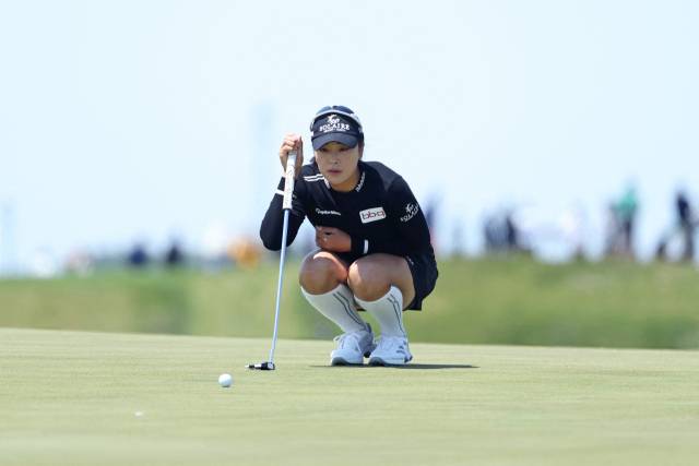 그린을 읽고 있는 윤이나. 사진 제공=AFP연합뉴스