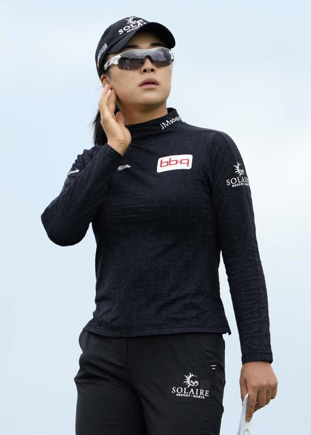 홀 공략을 고심하는 윤이나. 사진 제공=AFP연합뉴스