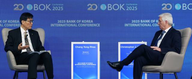 이창용(왼쪽) 한국은행 총재와 크리스토퍼 월러 미국 연방준비제도(연준·Fed) 이사가 2일 서울 중구 한국은행 별관에서 열린 ‘2025 BOK 국제콘퍼런스’에서 대담하고 있다. 연합뉴스