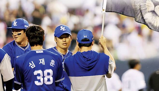 삼성 선수들이 지난달 31일 잠실 LG전에서 승리 후 세리머니를 하고 있다. 삼성 라이온즈 제공