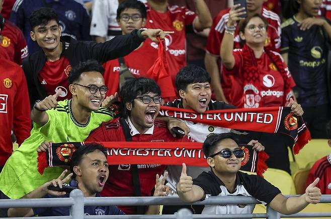 ▲ 맨체스터 유나이티드가 김상식 감독이 이끄는 아세안축구연맹(AFF) 올스타팀에 충격패하며 잉글랜드 프리미어리그(EPL) 명가로서 자존심에 생채기가 났다. 30도가 넘는 기온과 높은 습도, 짧지 않은 비행시간 탓에 총 25명의 선수를 투입하는 '물량 공세'에도 경기력은 저조했고 이 탓에 7만 관중으로부터 야유를 받고 경기장을 빠져나가는 수모를 맛봤다. ⓒ연합뉴스/EPA