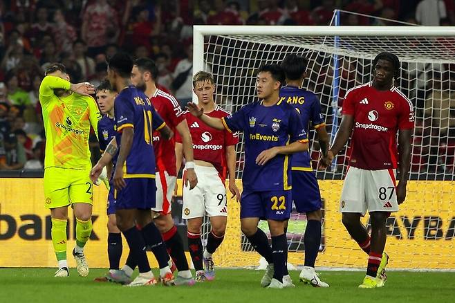 ▲ 맨체스터 유나이티드가 김상식 감독이 이끄는 아세안축구연맹(AFF) 올스타팀에 충격패하며 잉글랜드 프리미어리그(EPL) 명가로서 자존심에 생채기가 났다. 30도가 넘는 기온과 높은 습도, 짧지 않은 비행시간 탓에 총 25명의 선수를 투입하는 '물량 공세'에도 경기력은 저조했고 이 탓에 7만 관중으로부터 야유를 받고 경기장을 빠져나가는 수모를 맛봤다. ⓒ연합뉴스/EPA