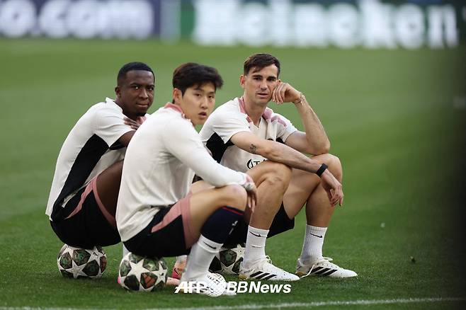 파리 생제르맹(PSG) 이강인(가운데)이 지난달 30일 인터밀란과의 2024~2025 유럽축구연맹(UEFA) 챔피언스리그 대비 훈련 도중 휴식을 취하고 있다. /AFPBBNews=뉴스1