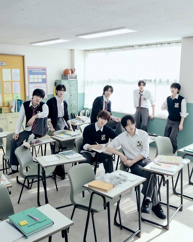 킥플립 미니 2집 'Kick Out, Flip Now!' 단체 이미지 (왼쪽부터) 아마루, 민제, 동현, 동화, 계훈, 주왕, 케이주/사진제공=JYP엔터테인먼트