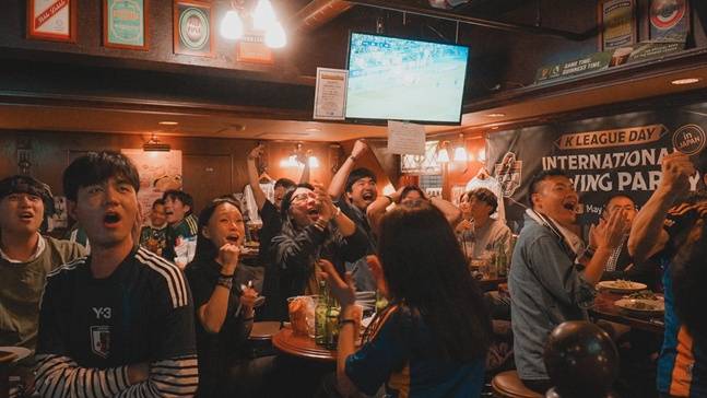 전북-울산전 생중계를 관람하며 환호하는 참석자들. /사진=한국프로축구연맹