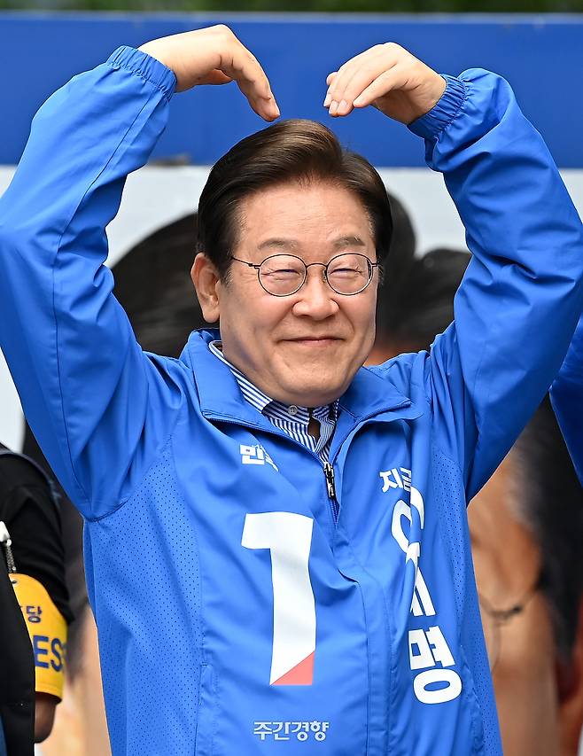 이재명 더불어민주당 대선 후보가 2일 오후 경기도 성남시 야탑역 광장에서 열린 선거유세에서 지지자들에게 인사를 하고 있다. 박민규 선임기자