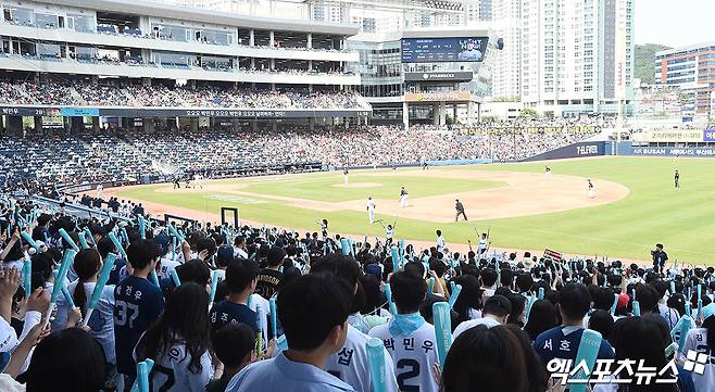 31일 오후 경상남도 창원NC파크에서 열린 '2025 신한 SOL Bank KBO리그' 한화 이글스와 NC 다이노스의 경기, 많은 야구팬들이 구장을 찾아 경기를 관람하고 있다. 엑스포츠뉴스 DB