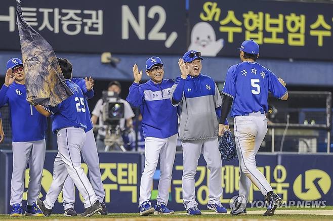 승리 자축하는 박진만 감독과 구자욱 (서울=연합뉴스) 황광모 기자 = 1일 서울 송파구 잠실야구장에서 열린 프로야구 2025 신한 SOL 뱅크 KBO리그 삼성라이온즈와 LG 트윈스의 경기.
LG에 역전승해 연승을 이어간 삼성 박진만 감독과 구자욱이 승리를 자축하고 있다. 2025.6.1 hkmpooh@yna.co.kr