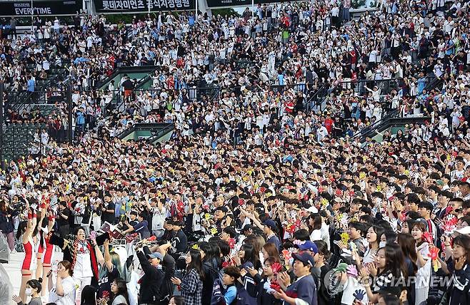 사직야구장 만원 관중들의 열정 (부산=연합뉴스) 강선배 기자 = 22일 부산 사직야구장에서 열린 KBO리그 롯데와 LG의 경기. 주중 3연전 모두 매진을 기록한 사직구장에서 팬들이 롯데를 응원하고 있다. 2025.5.22 sbkang@yna.co.kr