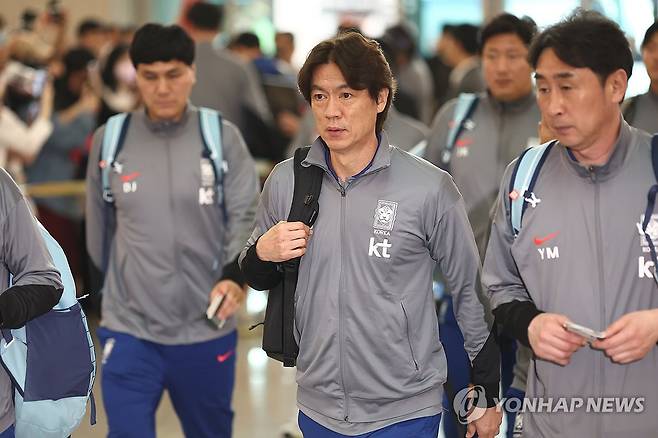 이라크로 출국하는 홍명보 감독 (영종도=연합뉴스) 윤동진 기자 = 홍명보 대한민국 축구대표팀 감독이 2일 인천국제공항 제1터미널을 통해 이라크로 출국하고 있다. 축구대표팀은 이날 전세기를 타고 이라크로 이동, 6일 이라크를 상대로 2026 국제축구연맹(FIFA) 북중미 월드컵 아시아 3차 예선 B조 9차전을 치른다. 2025.6.2 mon@yna.co.kr