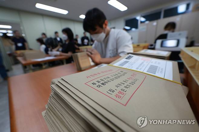 대선 사전투표용지 담긴 회송용 봉투 수량 확인 (서울=연합뉴스) 신현우 기자 = 지난달 31일 서울 성동구선거관리위원회에서 제21대 대통령 선거 공정선거참관단이 참관하는 가운데 투표용지가 담긴 회송용 봉투 수량을 확인하고 있다. 2025.5.31 nowwego@yna.co.kr