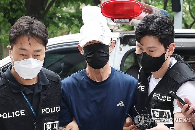 영장심사 받는 지하철 5호선 방화범 (서울=연합뉴스) 이진욱 기자 = 서울 지하철 5호선 열차 안에 불을 지른 60대 남성이 2일 영장실질심사를 위해 서울남부지법에 출석하고 있다. 2025.6.2 cityboy@yna.co.kr