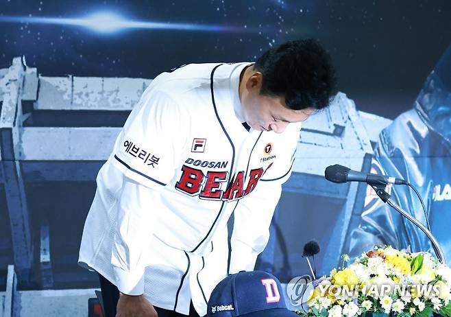 이승엽 감독의 인사 (서울=연합뉴스) 홍해인 기자 = 프로야구 두산 베어스 이승엽 신임 감독이 18일 오후 서울 송파구 잠실야구장에서 열린 취임식에서 기자회견을 마친 뒤 인사하고 있다. 2022.10.18 hihong@yna.co.kr