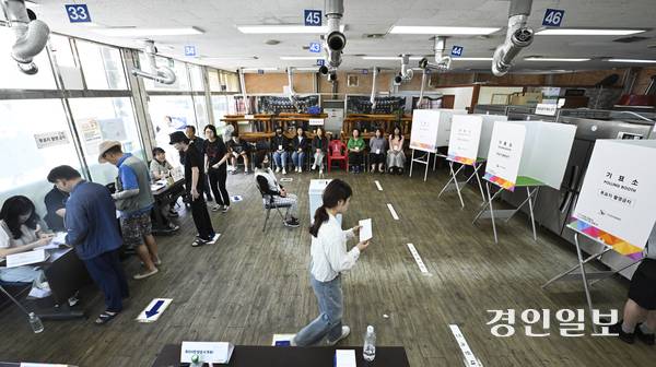 제21대 대통령선거일인 3일 오전 광명 소하2동제4투표소가 마련된 광명시 한 음식점에서 유권자들이 소중한 한 표를 행사하고 있다. 2025.6.3 /이지훈기자 jhlee@kyeongin.com