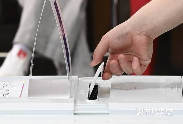 제21대 대통령선거일인 3일 오전 광명 소하2동제4투표소가 마련된 광명시 한 음식점에서 유권자들이 소중한 한표를 행사하고 있다. 2025.6.3 /이지훈기자 jhlee@kyeongin.com