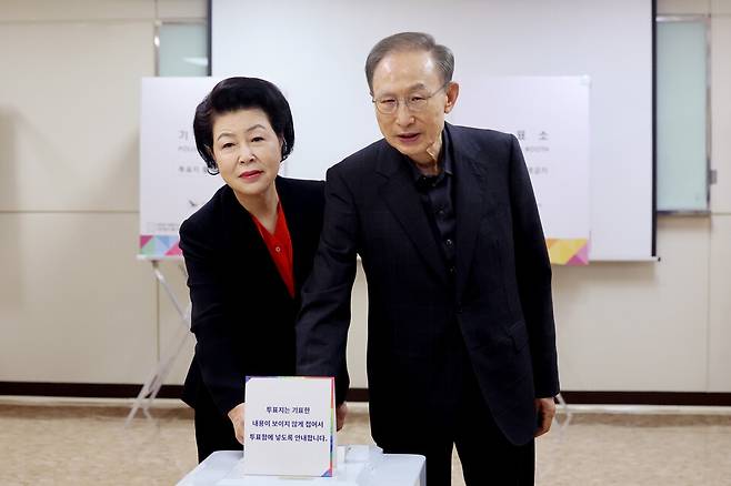 ▲이명박 전 대통령과 부인 김윤옥 여사가 제21대 대통령선거 투표일인 3일 서울 강남구 국민연금공단 서울남부지역본부에 마련된 논현1동제3투표소에서 투표하고 있다. /연합뉴스