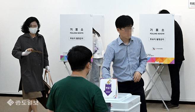 제21대 대통령선거 사전투표 첫 날인 29일 대전시청 1층 전시실에 마련된 사전투표소에서 시민들이 투표를 하고 있다. 이성희 기자 token77@