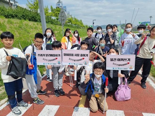 갑천 플로깅 후 캠페인을 하고 있는 학생들. 한밭초 제공