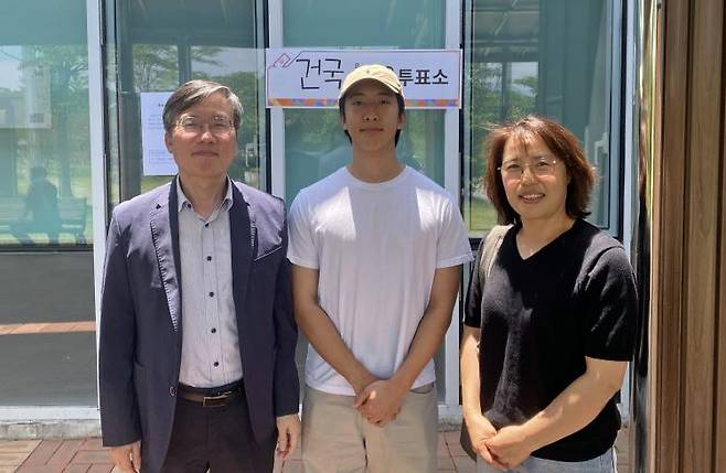 3일 광주시 북구 건국동제3투표소에서 미국 유학 생활을 마치고 첫 투표를 하러 온 김찬우(가운데)씨가 부모와 함께 투표를 한 뒤 웃어보이고 있다. /양재희 기자 heestory@kwangju.co.kr