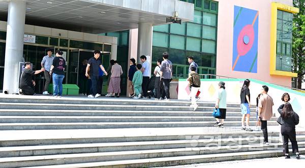 제21대 대통령 선거일인 3일 울산시 울주군 범서초등학교 체육관에 마련된 범서읍 제5투표소에서 유권자들이 줄지어 서있다. 김동수기자 dskim@ksilbo.co.kr