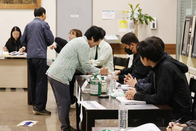 제21대 대통령 선거일인 3일 오전 제주시 오라동 제주도체육회관에 마련된 투표소에서 유권자들이 투표하고 있다. 연합뉴스