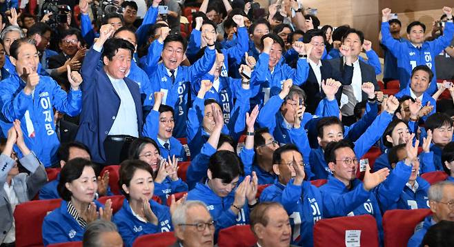 더불어민주당 윤여준·박찬대 상임 총괄선대위원장을 비롯한 공동선대위원장들이 3일 서울 여의도 국회 의원회관에 마련된 제21대 대통령선거 개표상황실에서 출구조사 결과 발표가 나오자 기뻐하고 있다.(사진=연합뉴스)