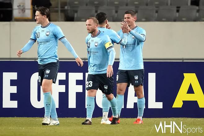 시드니FC 시절 아시아축구연맹 챔피언스리그2 전북 현대와 경기에서 골을 넣은 뒤 기뻐하는 클리말라(맨 오른쪽)