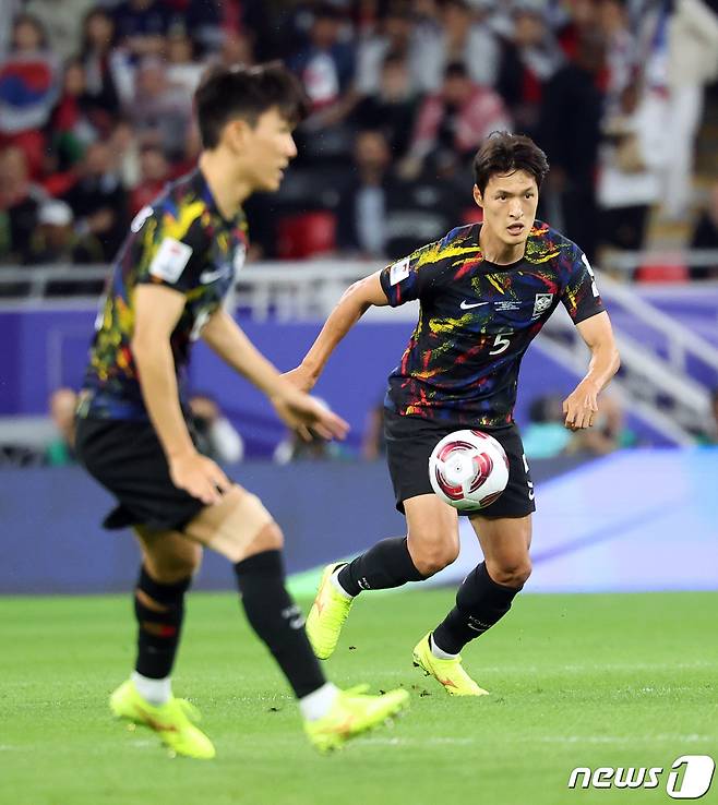 대한민국 박용우가 6일(현지시간) 카타르 알라이얀 아흐메드 빈 알리 스타디움에서 열린 2023 아시아축구연맹(AFC) 카타르 아시안컵 준결승 요르단과 대한민국의 경기에서 드리블을 하고 있다. 2024.2.7/뉴스1 ⓒ News1 김성진 기자