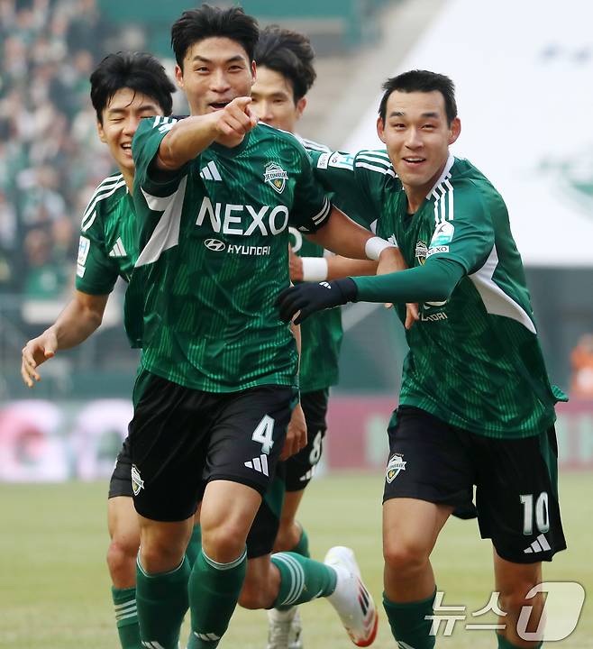16일 전북자치도 전주시 전주월드컵경기장에서 열린 하나은행 K리그1 2025 전북현대와 김천상무의 경기에서 전북 박진섭이 골을 넣고 동료들과 기쁨을 나누고 있다. 2025.2.16/뉴스1 ⓒ News1 유경석 기자