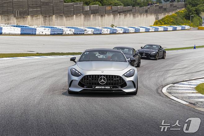 서킷 주행 중인 메르세데스-AMG GT 55.(벤츠 제공)