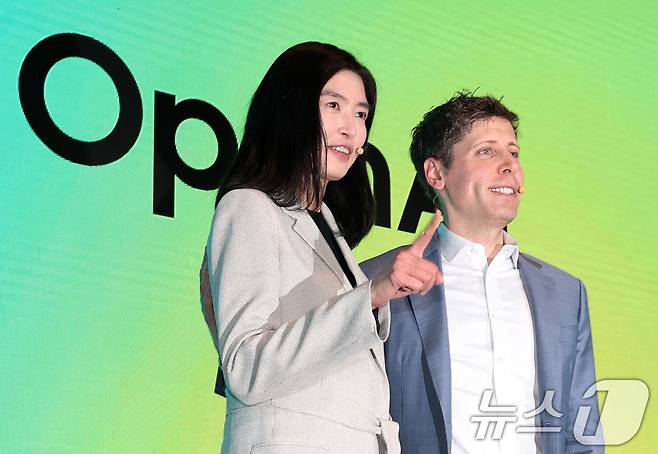 정신아 카카오 대표와 챗GPT 개발사 오픈AI의 샘 올트먼 최고경영자(CEO)가 4일 서울 중구 플라자호텔에서 열린 전략적 제휴 체결 공동 기자간담회에서 포즈를 취하고 있다. 2025.2.4/뉴스1 ⓒ News1 오대일 기자