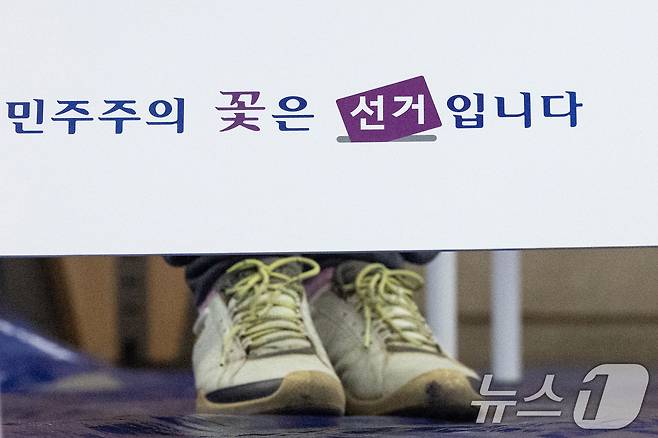 제21대 대통령 선거일인 3일 서울 영등포구 여의도 윤중중학교에 마련된 투표소를 찾은 시민이 투표용지에 기표하고 있다. 2025.6.3/뉴스1 ⓒ News1 이승배 기자