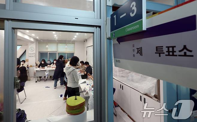 제21대 대통령선거일인 3일 오전 서울 서초구 서초4동 제3투표소가 설치된 원명초등학교에서 주민들이 투표를 하고 있다.2025.6.3/뉴스1 ⓒ News1 김명섭 기자
